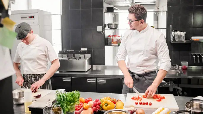 Food Safety Level 1 online course cover showing Canadian food hygiene training, safe food handling and contamination prevention in a workplace setting.